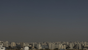 Tempo seco e camada de poluição e fumaça que encobre o céu na cidade de São Paulo na manhã desta quinta-feira