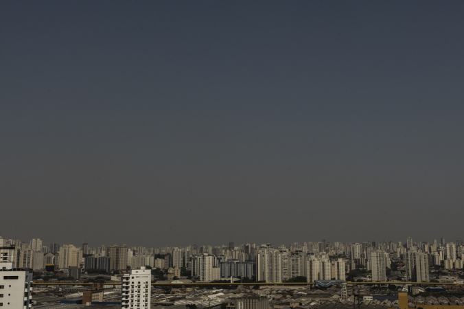 Tempo seco e camada de poluição e fumaça que encobre o céu na cidade de São Paulo na manhã desta quinta-feira