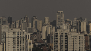 Tempo seco e camada de poluição e fumaça que encobre o céu na cidade de São Paulo, na manhã desta quinta-feira