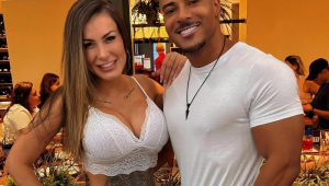 Andressa Urach posa para foto com o namorado Lucas Ferraz