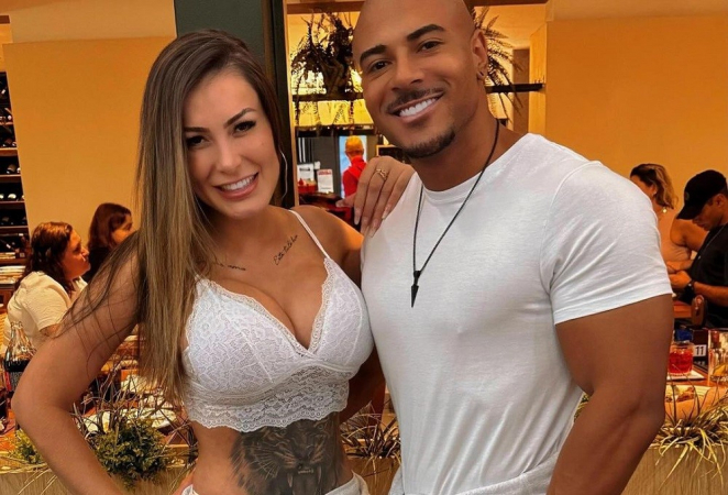 Andressa Urach posa para foto com o namorado Lucas Ferraz