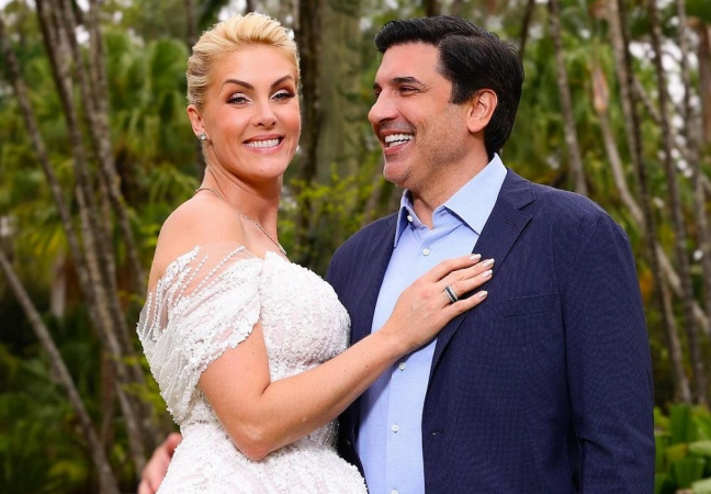 Ana Hickmann e Edu Guedes publicaram nas redes sociais as fotos da festa de noivado