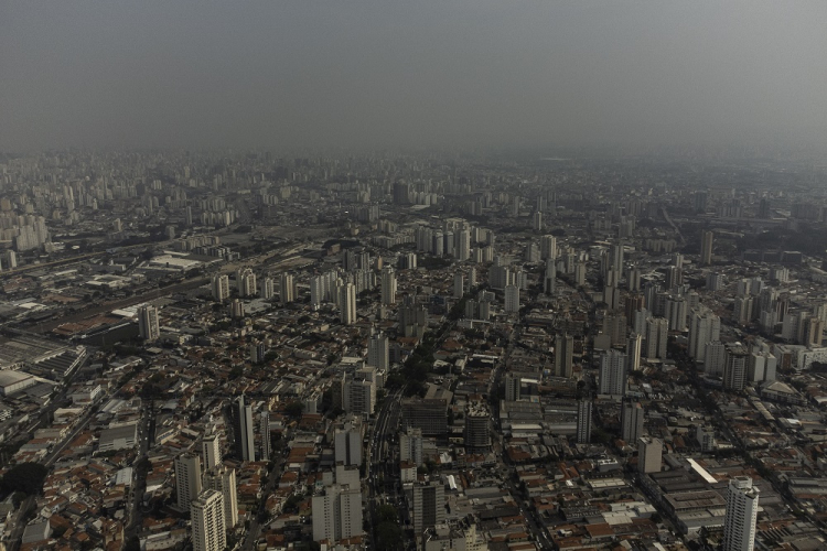 Governo de São Paulo recomenda uso de máscaras e evitar atividades ao ar livre devido à poluição