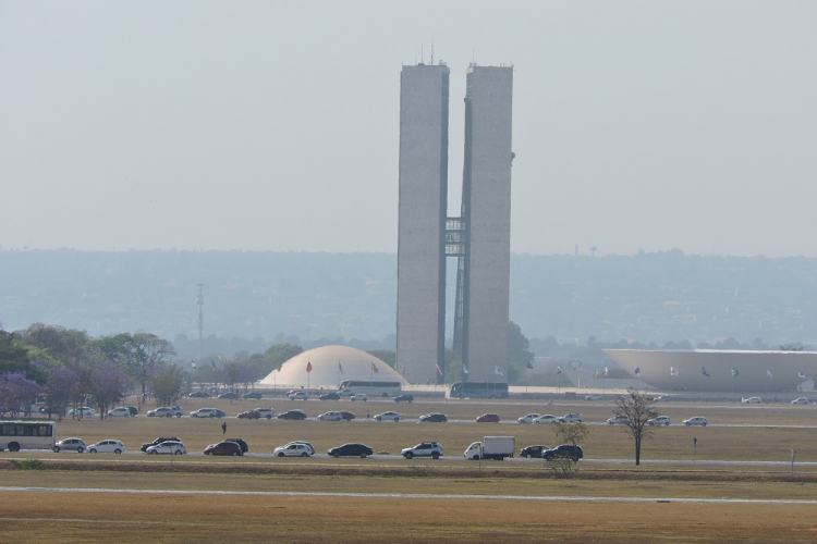 Incêndio que atinge Parque Nacional de Brasília chega ao 3º dia e volta a afetar bairros da capital federal