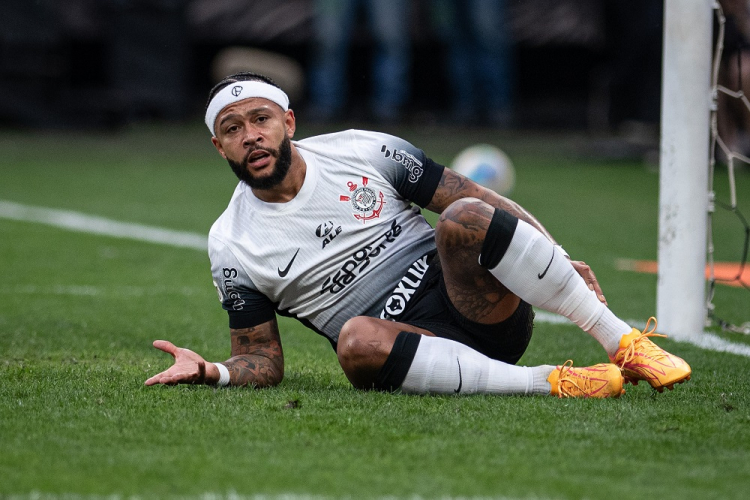 Memphis Depay passa por exame após reclamar de dor no tornozelo em estreia pelo Corinthians