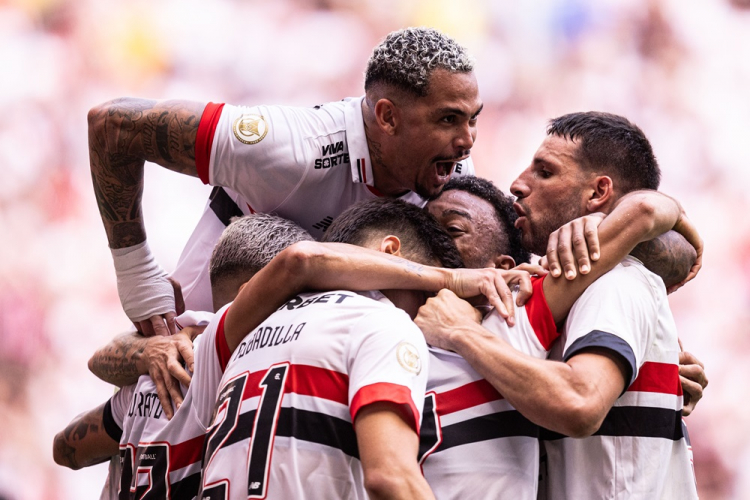 Com auxílio do VAR e dois a mais, São Paulo vence o Corinthians no Mané Garrincha