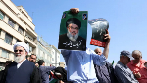 um-homem-levanta-uma-foto-do-chefe-do-hezbollah-hasan-nasrallah-durante-um-protesto-em-teera-1727471