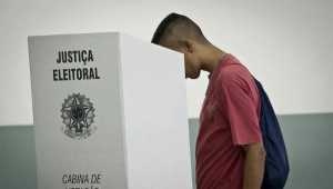 Homem vota nas eleições de São Paulo