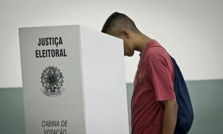 Homem vota nas eleições de São Paulo