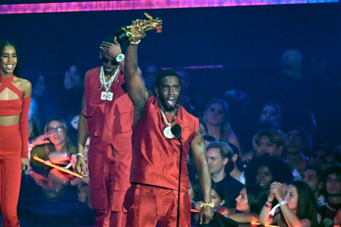 O produtor e músico norte-americano Sean 'Diddy' Combs aceita o Global Icon Award no palco durante o MTV Video Music Awards