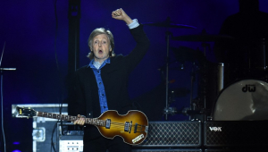 O músico inglês Sir Paul McCartney em show no uruguai