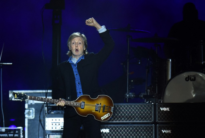 O músico inglês Sir Paul McCartney em show no uruguai