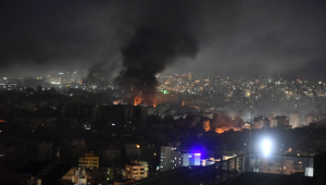 Fumaça sobe do local de um ataque aéreo israelense que teve como alvo um bairro no subúrbio ao sul de Beirute