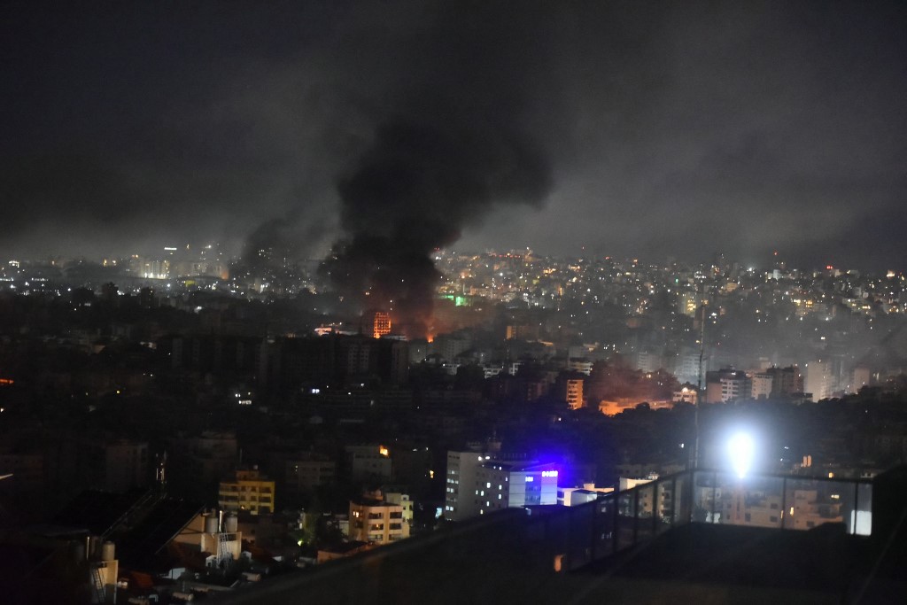 Fumaça sobe do local de um ataque aéreo israelense que teve como alvo um bairro no subúrbio ao sul de Beirute