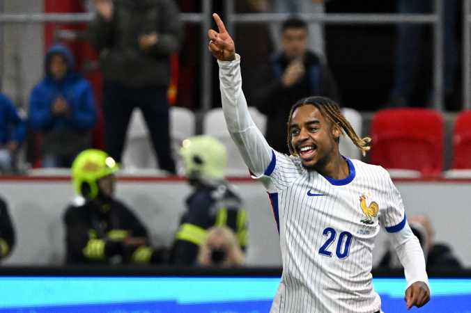 O atacante da França, camisa 20, Bradley Barcola, comemora ao marcar o quarto gol de sua equipe