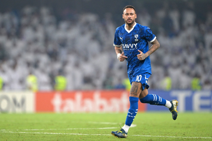 Atacante brasileiro do Hilal, Neymar #10, corre no campo durante a partida de futebol do grupo B da Liga dos Campeões da AFC entre o Al-Ain, dos Emirados Árabes Unidos, e o Al-Hilal, da Arábia Saudita