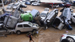 Destroços de carros e escombros estão empilhados nas ruas de Paiporta