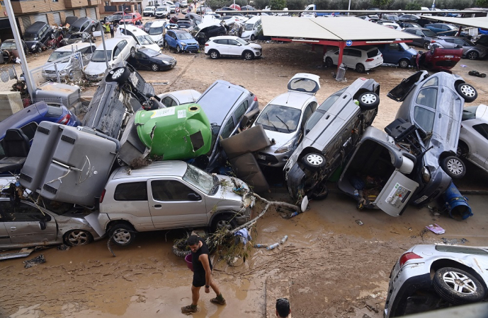 Destroços de carros e escombros estão empilhados nas ruas de Paiporta