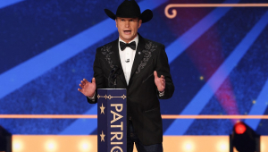 O apresentador Pete Hegseth fala no palco durante o FOX Nation Patriot Awards 2023