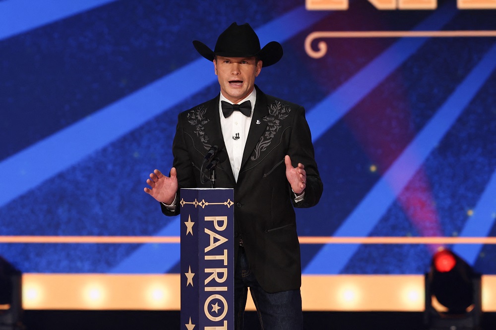 O apresentador Pete Hegseth fala no palco durante o FOX Nation Patriot Awards 2023