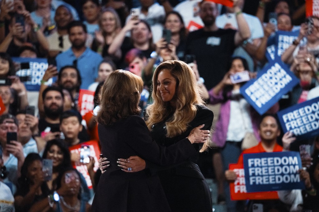 Kamala Harris realiza comício em Houston, Texas, destacando apoio aos direitos reprodutivos