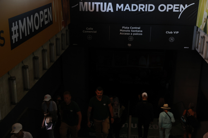 Participantes do Mutua Madrid Open deixam as instalações da Caja Mágica devido ao apagão registrado em toda a península