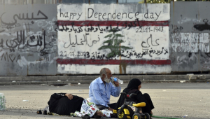 displaced amid Israeli military strikes in Lebanon gather on a street in Beirut, Lebanon, 01 October 2024. On 30 September Israel announced the beginning of a 'limited, localized and targeted' ground operation against Hezbollah in southern Lebanon. According to the UN Humanitarian Coordinator in Lebanon, Imran Riza, the recent escalations in Lebanon have led to widespread destruction of homes and infrastructure across the country. At least 700 people have been killed, thousands have been injured, and nearly 120,000 people have been displaced in the past week. (Líbano, Hizbulá/Hezbolá)