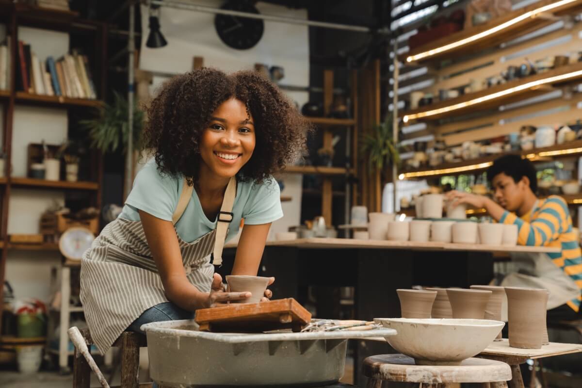 O ato de moldar argila traz à tona uma arte rica em história 