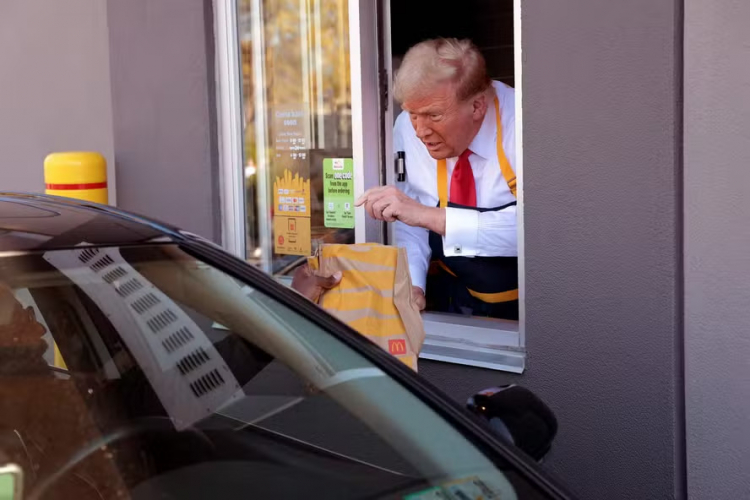 Trump serve clientes no McDonald’s: ‘não deixe os EUA se tornarem o Brasil’, diz brasileira