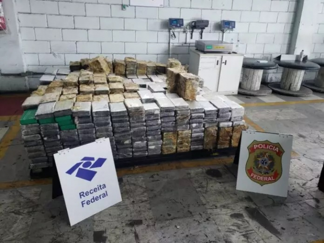 Receita e PF apreendem 1,2 tonelada de cocaína em carga de sucata no Porto de Santos