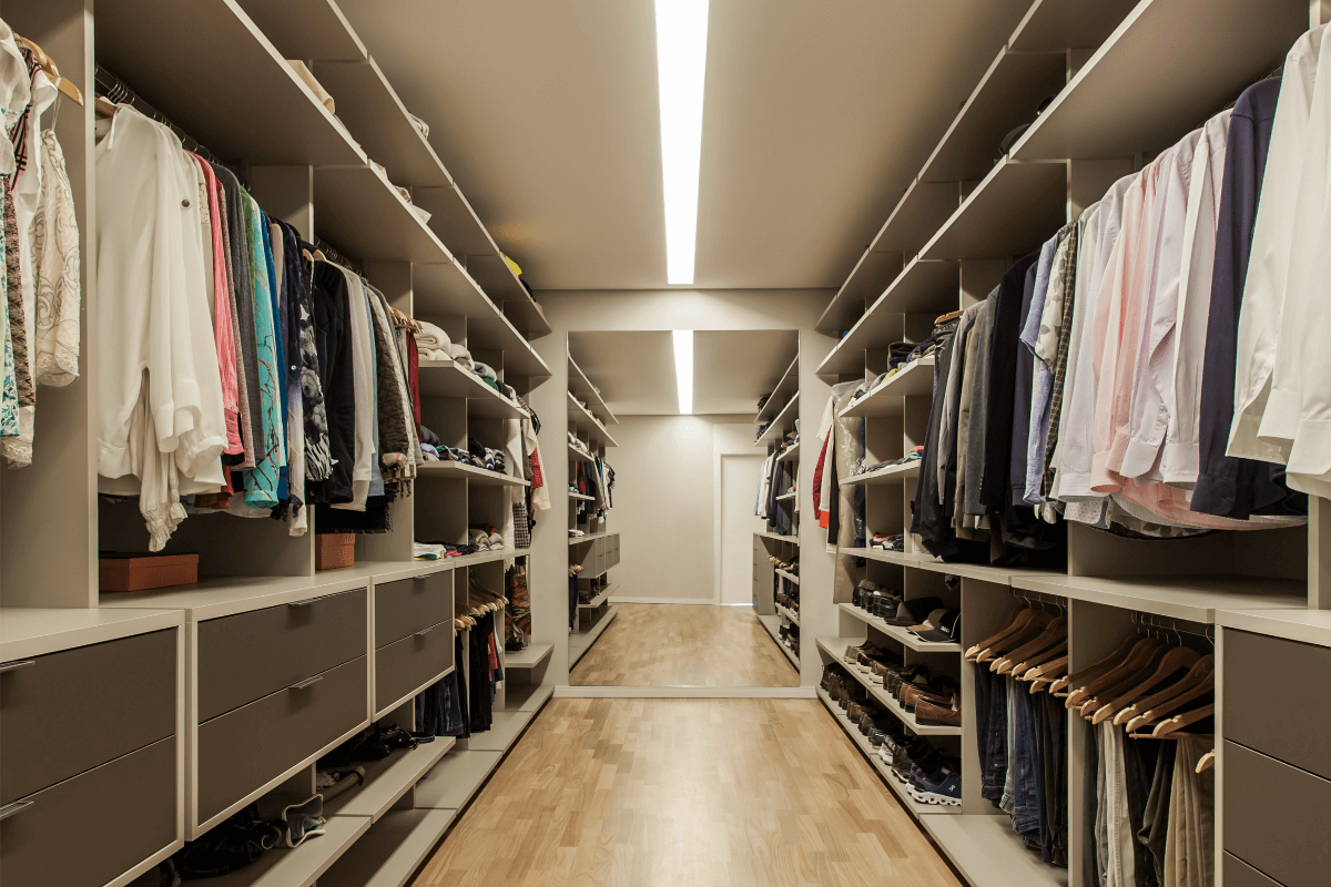 Ter um closet em casa garante praticidade e mais espaço de armazenamento 