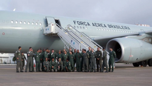 Tripulação pronta para o resgate no Líbano: médicos, enfermeiros e psicólogos fazem parte do grupo para acolhimento aos brasileiros que serão resgatados da zona de conflito. Foto: Força Aérea Brasileira