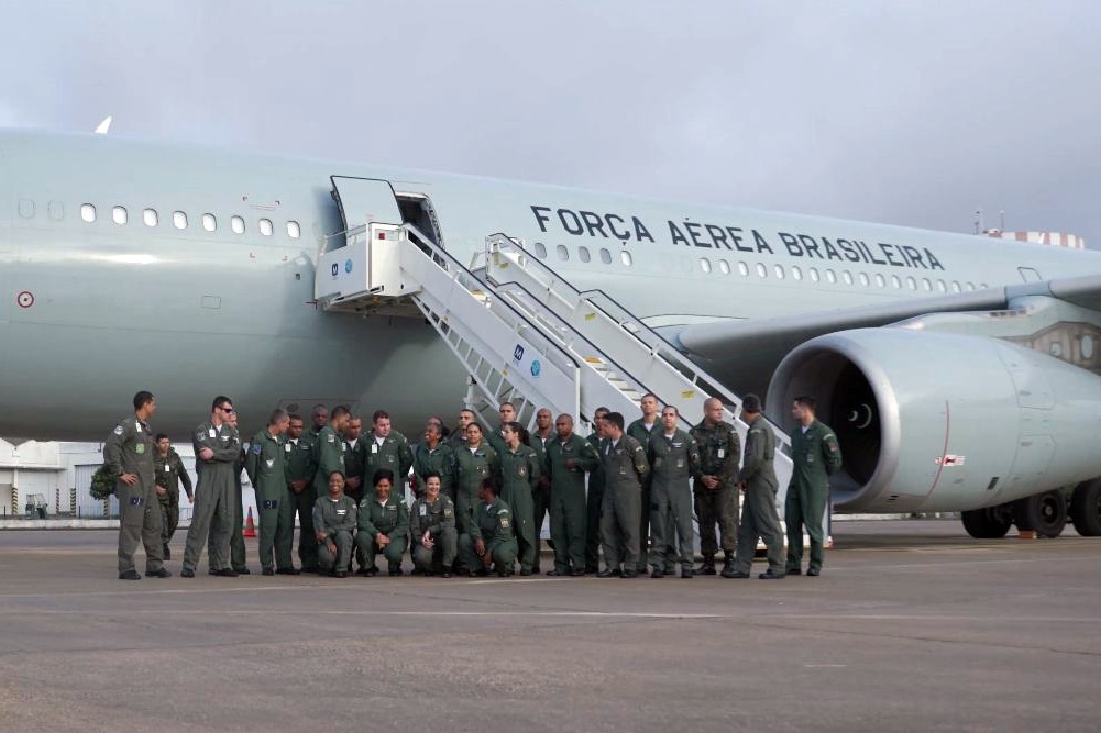 Tripulação pronta para o resgate no Líbano: médicos, enfermeiros e psicólogos fazem parte do grupo para acolhimento aos brasileiros que serão resgatados da zona de conflito. Foto: Força Aérea Brasileira