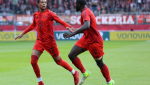 Michael Olise (E), do Bayern de Munique, comemora ao marcar o primeiro gol do time