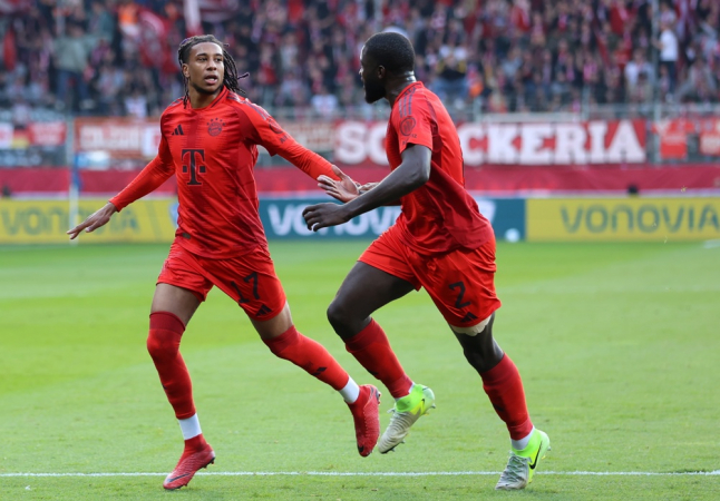 Michael Olise (E), do Bayern de Munique, comemora ao marcar o primeiro gol do time