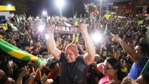 Com uma faixa com a mensagem "fora, PT", Abilio Brunini celebra vitória nas eleições municipais de Cuiabá