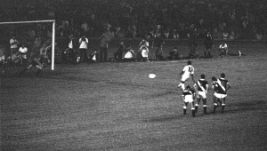 Pelé (dir.) marca seu milésimo gol cobrando pênalti na partida entre Vasco da Gama e Santos, realizada no Maracanã