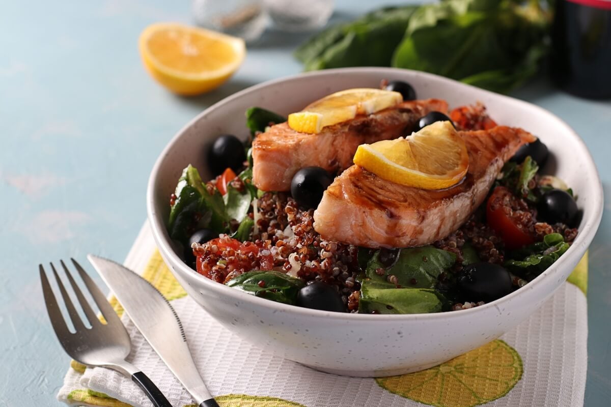 Salada de quinoa com salmão grelhado 