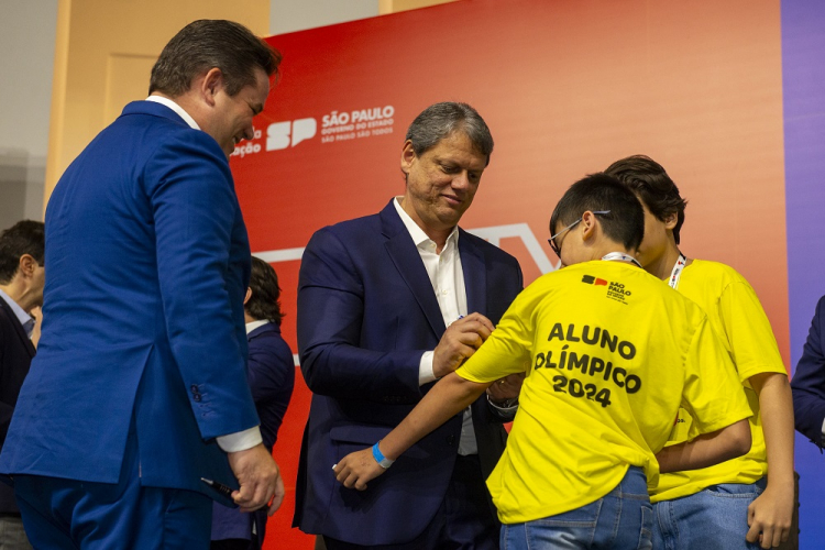 Vencedores de Olimpíada de Matemática de SP recebem medalhas das mãos de Tarcísio de Freitas