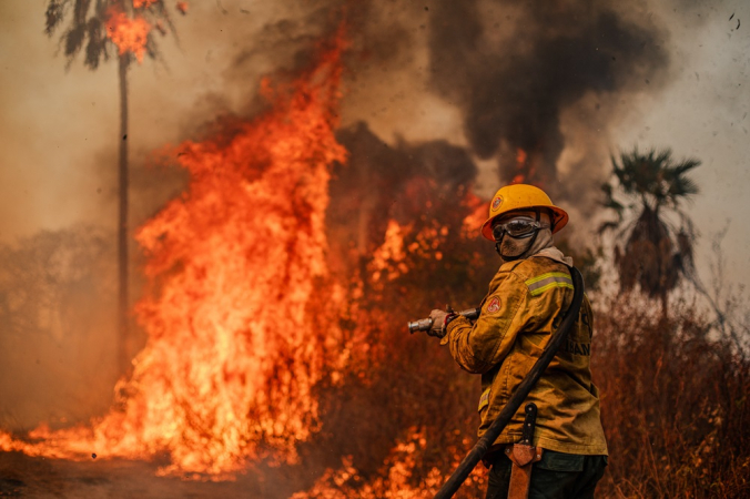 Bombeiro trabalha em combate a incêndios no Pantanal