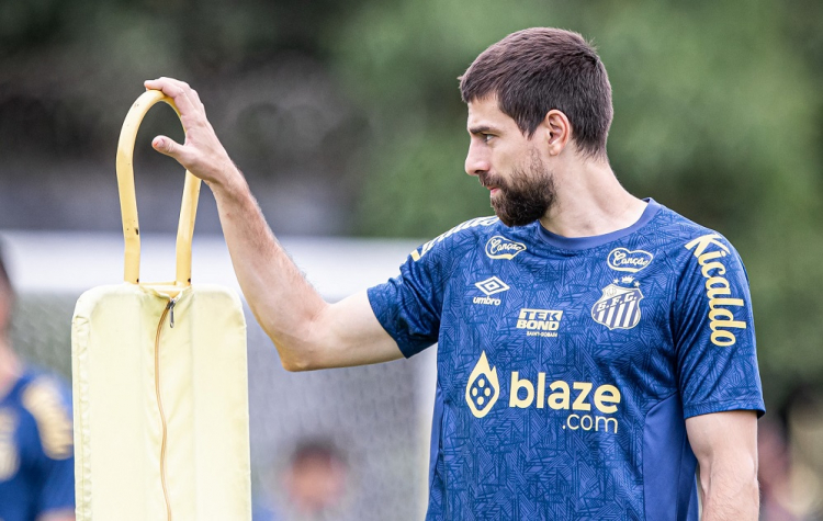 Titular pela primeira vez neste ano, Luan Peres brilha em retorno ao Santos