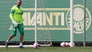 O goleiro Weverton, da SE Palmeiras, durante treinamento, na Academia de Futebol