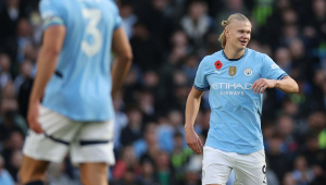 Erling Haaland, do Manchester City (à direita), comemora após marcar o gol de 1 a 0 durante a partida da Premier League inglesa entre Manchester City e Southampton