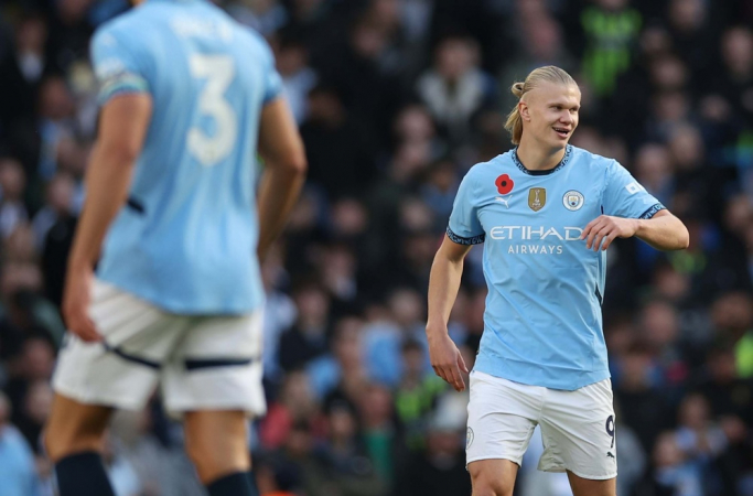 Erling Haaland, do Manchester City (à direita), comemora após marcar o gol de 1 a 0 durante a partida da Premier League inglesa entre Manchester City e Southampton