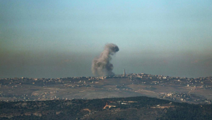 Fumaça sobe após um ataque aéreo israelense perto da vila de Maroun El Ras, no sul do Líbano