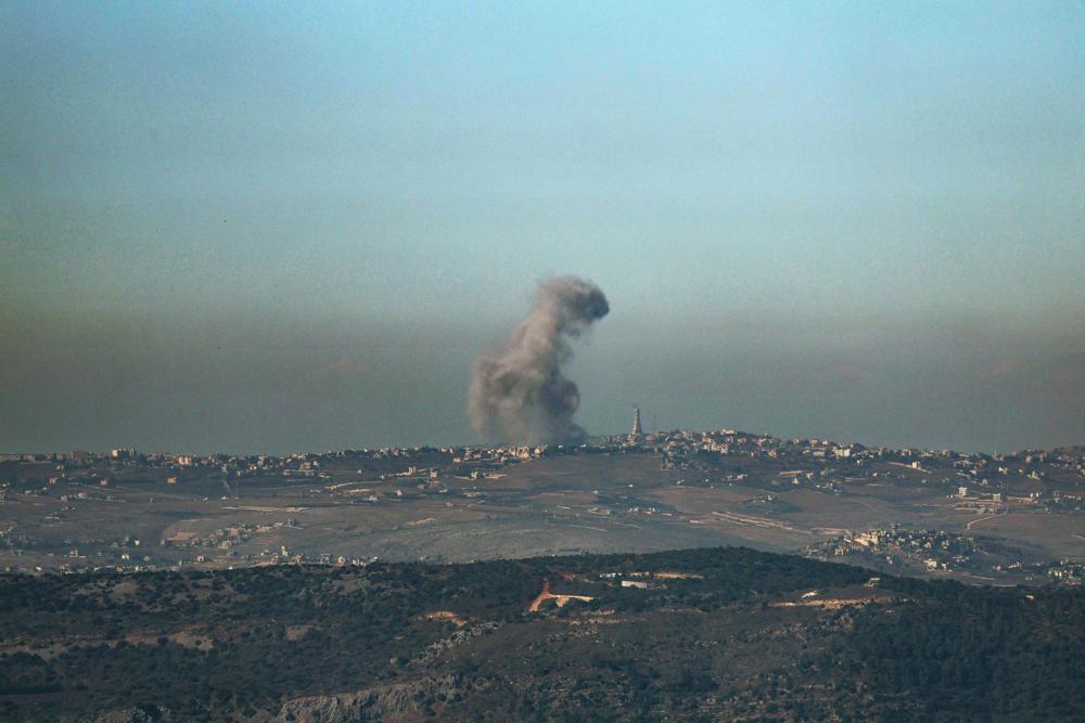 Fumaça sobe após um ataque aéreo israelense perto da vila de Maroun El Ras, no sul do Líbano