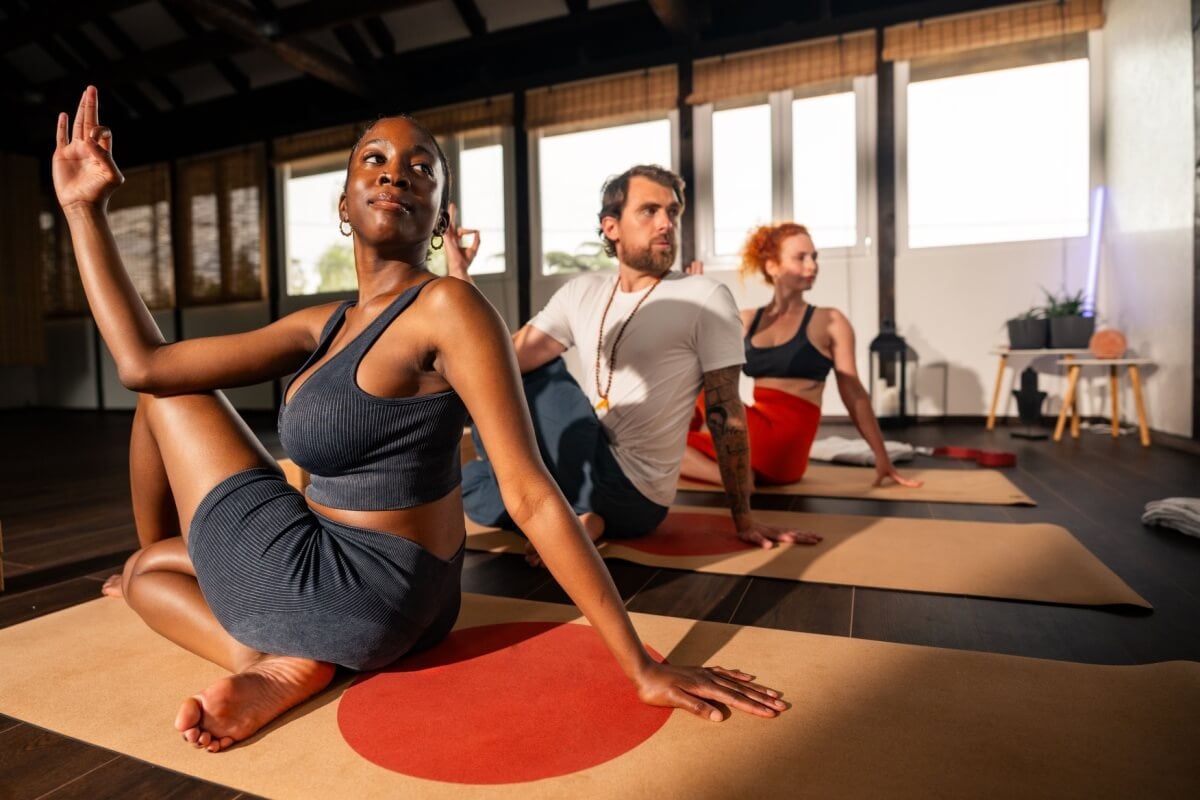 As posturas de yoga são benéficas para a saúde física e mental 