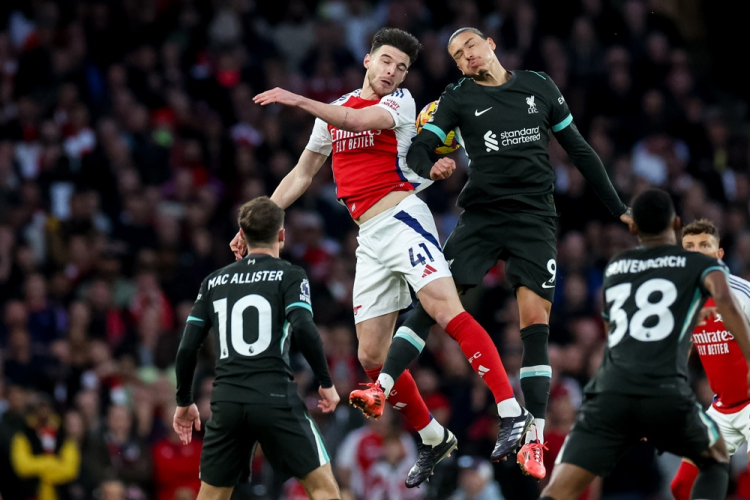 Liverpool empata com Arsenal e perde liderança na Premier League