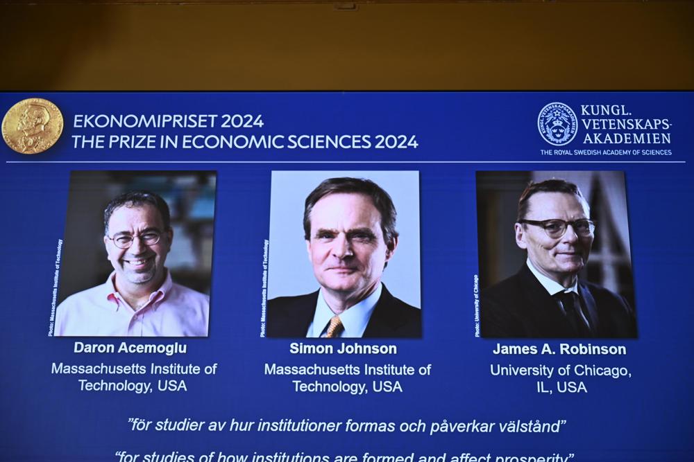 A Assembleia Nobel do Banco Central da Suécia anuncia o Prêmio de Ciências Econômicas do Banco Central da Suécia em Memória de Alfred Nobel de 2024, que foi concedido a Daron Acemoglu, Simon Johnson e James A. Robinson