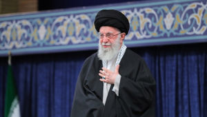 líder supremo iraniano, aiatolá Ali Khamenei, cumprimentando a multidão durante uma cerimônia em Teerã, Irã, 02 de outubro de 2024